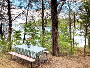 Outdoor dining - Otter Outpost/Luxury Glamping on a Private Island, Douglas Lake, Smoky Mountains (Dandridge)