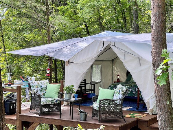 Outdoor dining - Otter Outpost/Luxury Glamping on a Private Island, Douglas Lake, Smoky Mountains (Dandridge)