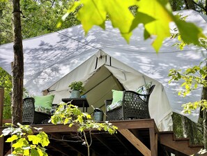Outdoor dining - Otter Outpost/Luxury Glamping on a Private Island, Douglas Lake, Smoky Mountains (Dandridge)