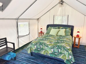 1 bedroom, bed sheets - Otter Outpost/Luxury Glamping on a Private Island, Douglas Lake, Smoky Mountains (Dandridge)