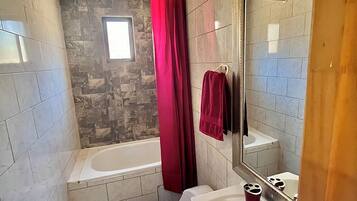 SĂšche-cheveux, serviettes fournies, savon, papier toilette