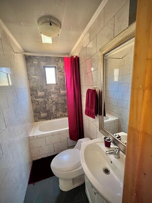 Sèche-cheveux, serviettes fournies, savon, papier toilette