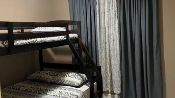 4 bedrooms, iron/ironing board, WiFi, bed sheets