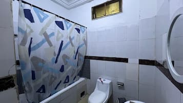 Een haardroger, handdoeken, zeep, toiletpapier