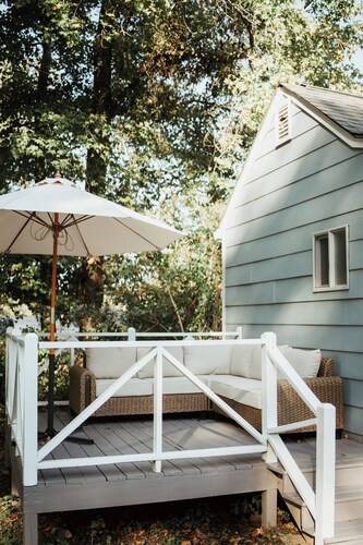 Couple Getaway ~ Golf Cart ~ Under a Mile from the Covington Square