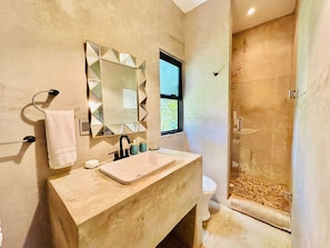 Villa | Baño | Ducha, toallas, jabón y champú
