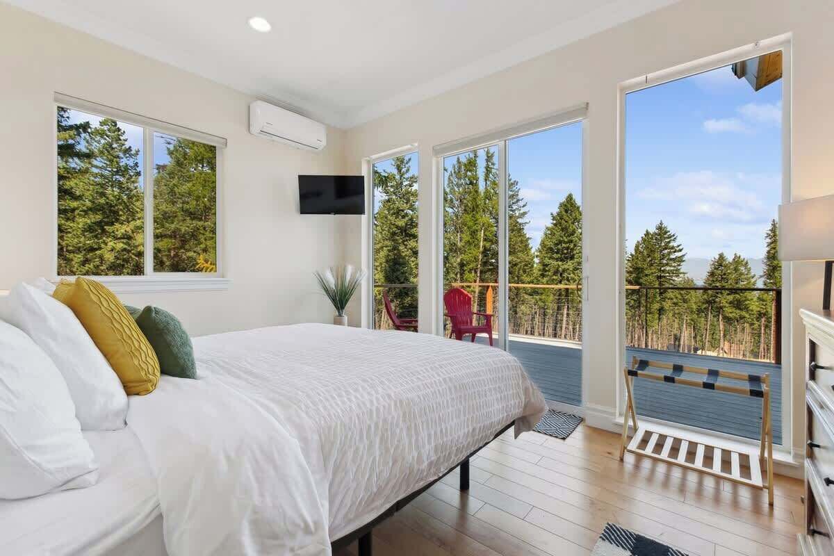 Travel crib, WiFi, bed sheets