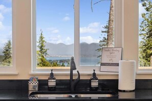 Interior - Luxury Stay | Breathtaking Views (Lakeside)