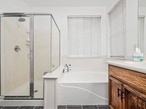 Shower, hair dryer, towels, soap - Fresno House - BBQ, Fire Pit, 3 Bed, 2 Bath & 2 Car Garage! (Fresno)
