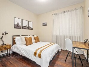 3 bedrooms, desk, iron/ironing board, free WiFi