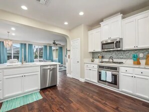Fridge, microwave, oven, stovetop - Fresno House - BBQ, Fire Pit, 3 Bed, 2 Bath & 2 Car Garage! (Fresno)