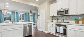 Fresno House - BBQ, Fire Pit, 3 Bed, 2 Bath & 2 Car Garage!