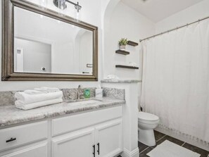 Shower, hair dryer, towels, soap - Fresno House - BBQ, Fire Pit, 3 Bed, 2 Bath & 2 Car Garage! (Fresno)