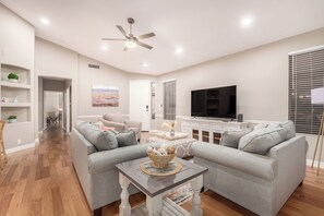 House, Multiple Beds, Pool Access, City View (Hulet Chandler) | Living area | 40-inch TV with digital channels - Hulet Chandler (Chandler)