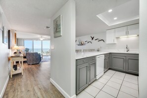 Interior - 🌸Chambre 303 - Beachfront, Pool, Hot Tub, Walk to John's Pass! (Madeira Beach)