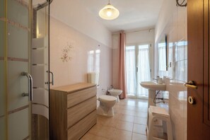 Hiustenkuivaaja, pyyhkeet, saippua, vessapaperi