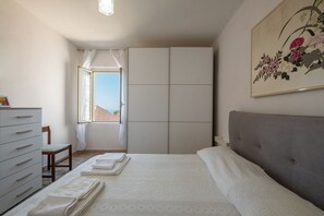5 bedrooms, iron/ironing board, WiFi, bed sheets