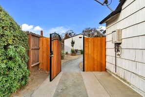 Property grounds - Private Studio/Guest House (Fresno)