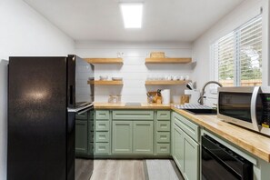 Refrigerador, microondas, placa de cocina, lavavajillas