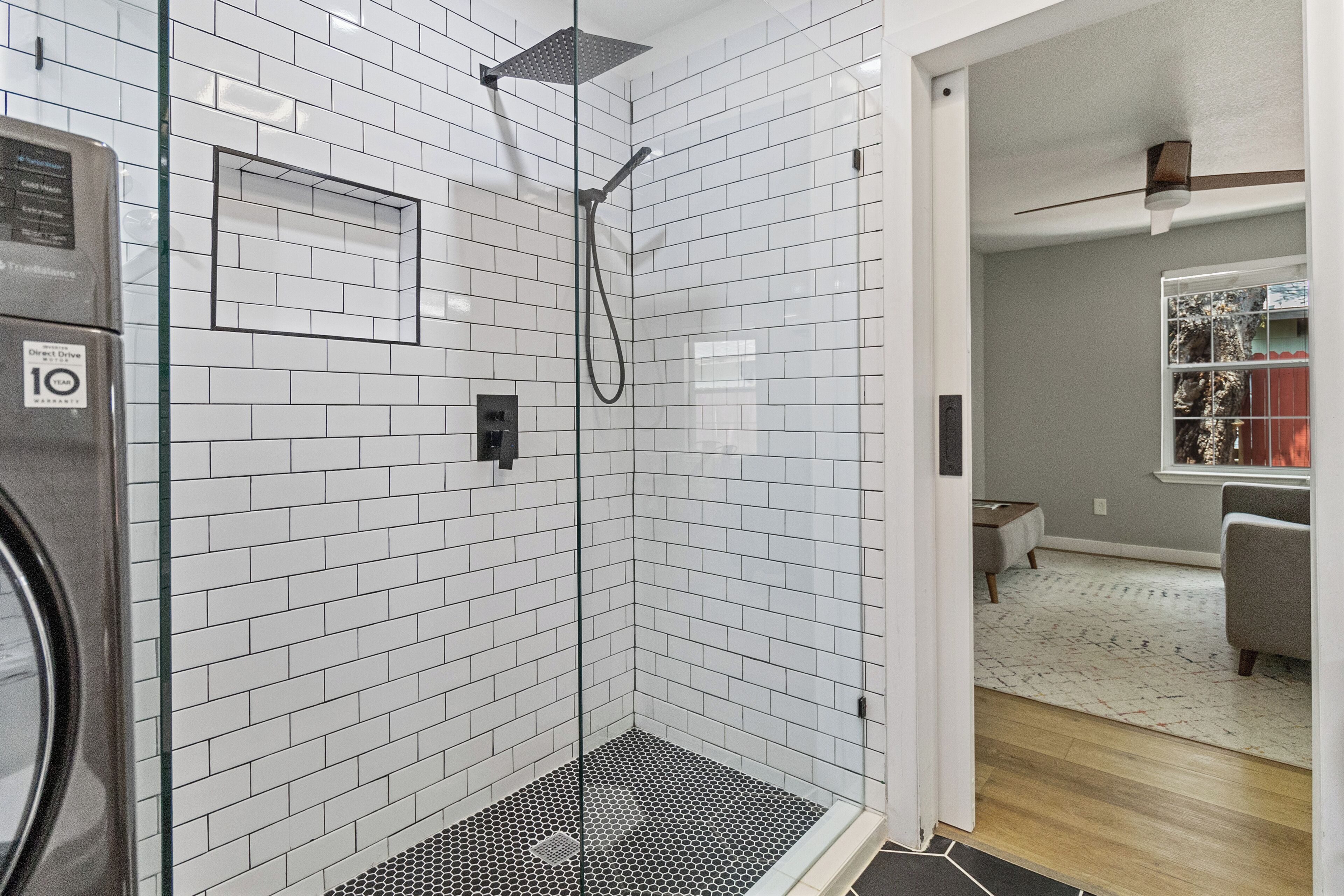 淋浴设施、吹风机、毛巾、肥皂