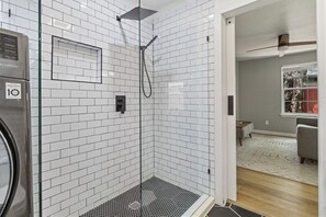 Een douche, een haardroger, handdoeken, zeep