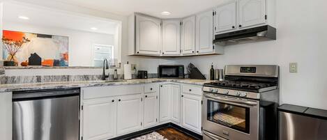 Een koelkast, een microgolfoven, een oven, een kookplaat