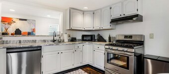 Charming 2-Bed Apt • Free Parking • King Bed • 1 Mile to Downtown Salem!