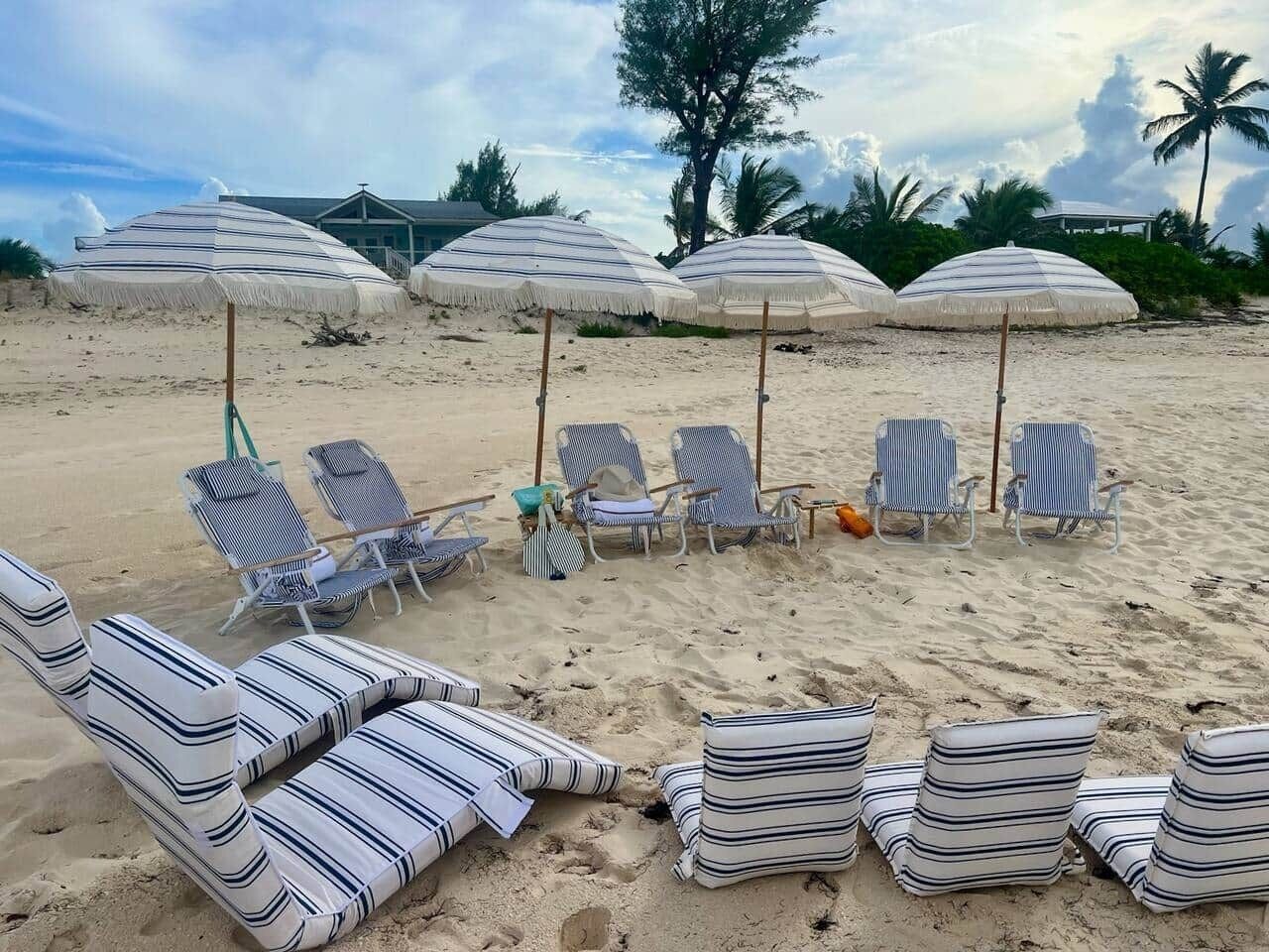 Accommodatie ligt op het strand, ligstoelen, strandlakens