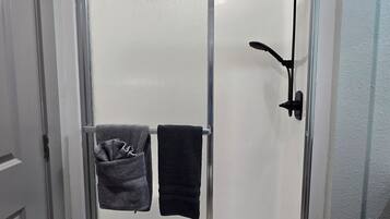 Douche, sèche-cheveux, serviettes fournies, savon