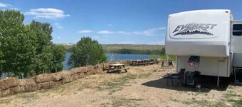 Lake shore queen bed trailer, tiki torches, & tent space for extra guest