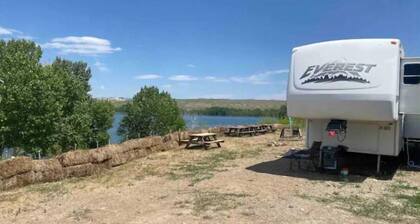 Lake shore queen bed trailer, tiki torches, & tent space for extra guest
