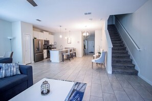 Smart TV, books - Enchanted Orlando Getaway, 10 minutes from Disney
 (Kissimmee)