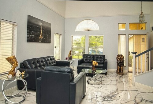 Charming 3-bedroom house in Moreno Valley with huge pool ,spa and connected lake