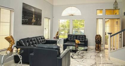 Charming 3-bedroom house in Moreno Valley with huge pool ,spa and connected lake