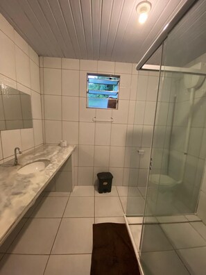 Familjesvit | Badrum | Dusch, handdukar, tvål och toalettpapper