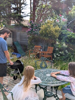Outdoor dining - Cosy Family House | Quiet | Garden | Free Parking (London)
