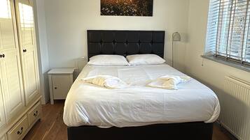 4 bedrooms, iron/ironing board, free WiFi, bed sheets