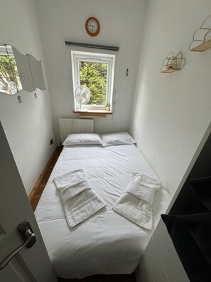 4 bedrooms, iron/ironing board, free WiFi, bed sheets - Cosy Family House | Quiet | Garden | Free Parking (London)