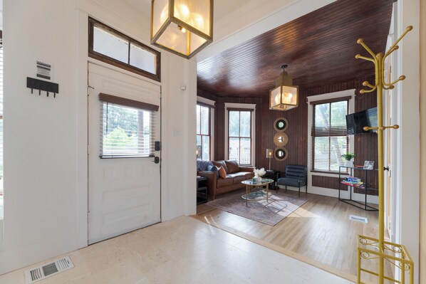 Interior - Charming 4-bedroom house in Galveston with WiFi and AC (Galveston)