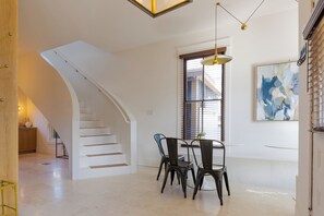 Interior - Charming 4-bedroom house in Galveston with WiFi and AC (Galveston)