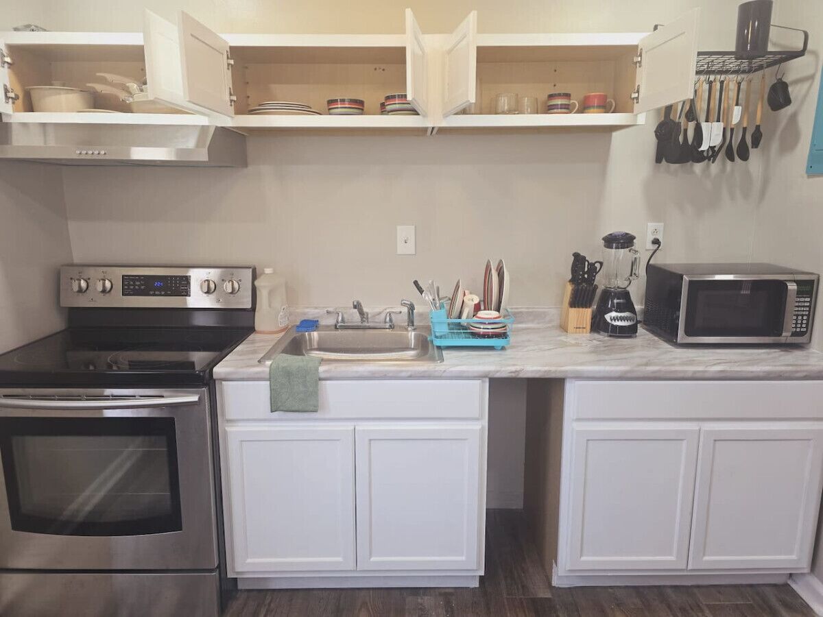 Kjøleskap, ovn, kokeplater og kaffetrakter/tekoker