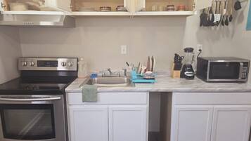 Fridge, oven, stovetop, coffee/tea maker