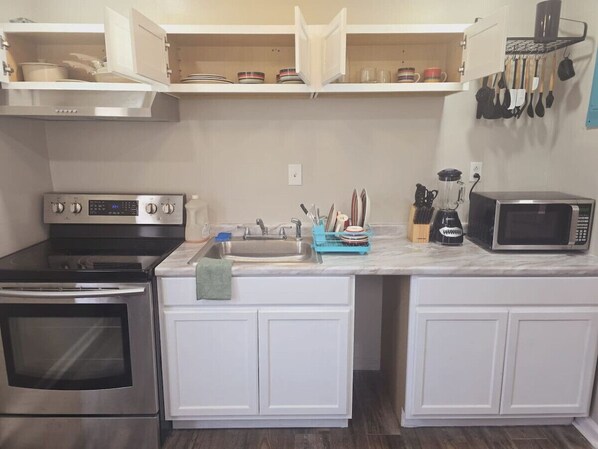 Kjøleskap, ovn, kokeplater og kaffetrakter/tekoker