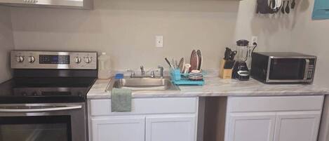 Refrigerador, horno, parrilla de estufa y cafetera y tetera