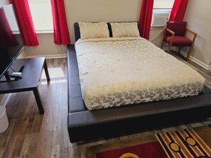 1 bedroom, iron/ironing board, WiFi - Comfy 1BR Apt. in Pleasant Ridge (Cincinnati)