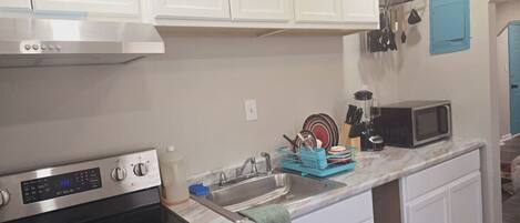 Fridge, oven, stovetop, coffee/tea maker