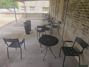 Outdoor dining - Comfy 1BR Apt. in Pleasant Ridge (Cincinnati)