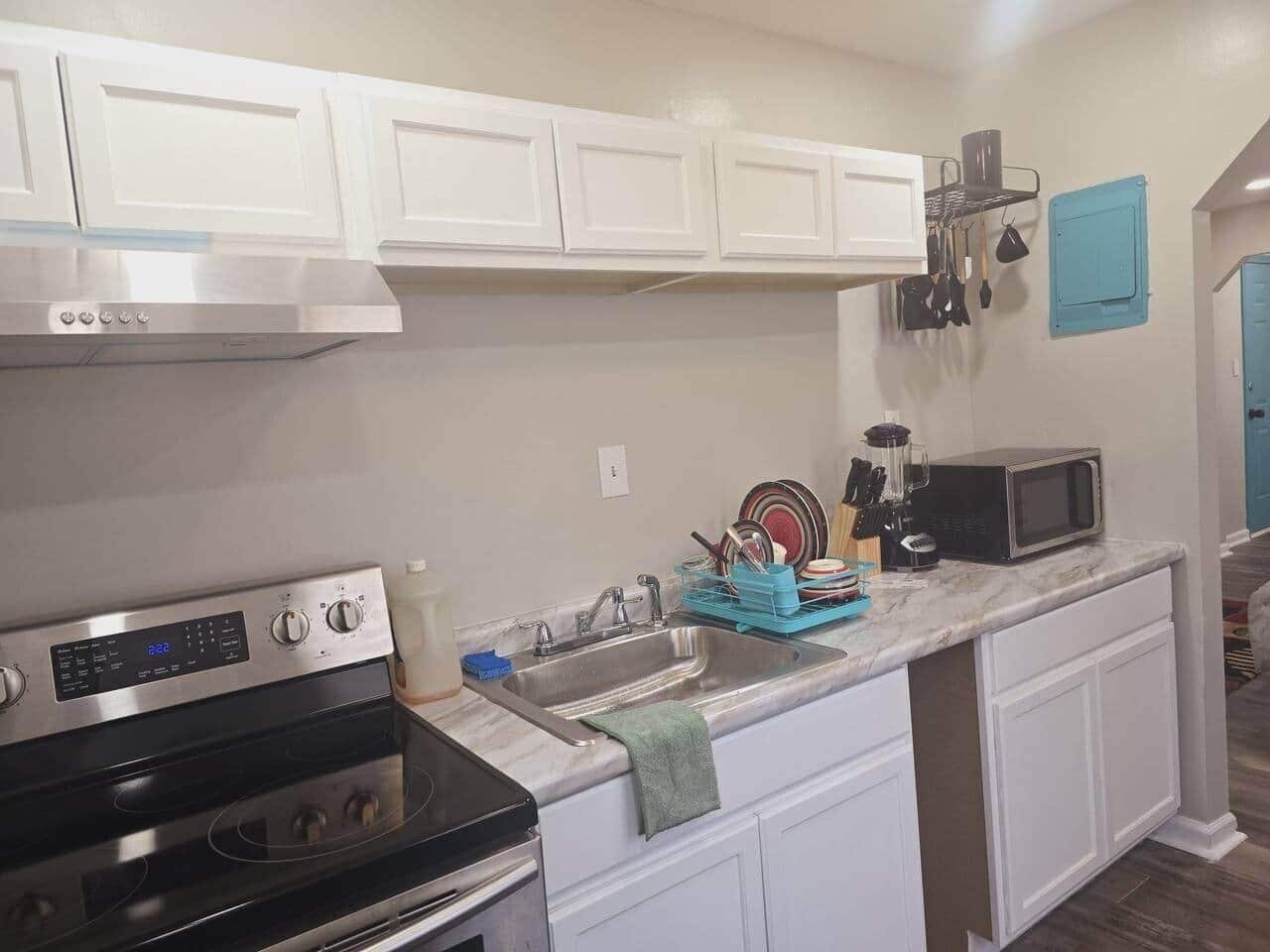 Kjøleskap, ovn, kokeplater og kaffetrakter/tekoker