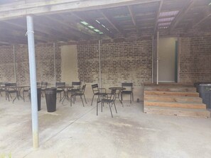 Outdoor dining - Comfy 1BR Apt. in Pleasant Ridge (Cincinnati)