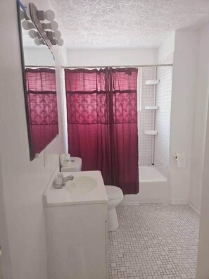 Bathroom - Comfy 1BR Apt. in Pleasant Ridge (Cincinnati)